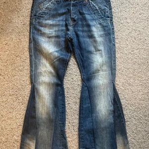 Custom made bootcut jeans från Lee - Säljer dessa riktigt snygga egengjorda custom made bootcut LEE jeans.   Mått:  Midja: 43cm Längd: 98,5cm Ben vid utsvängningen: 28cm Ben över utsvängningen: 19cm  Tveka inte o skriva frågor eller prisförslag om du är intresserad. ✌️