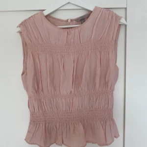 Super söt topp  - Super söt topp från hm. Dragkedja i ryggen 