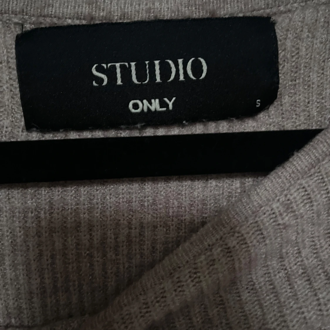 Beige ribbad topp med volang från ONLY Studio - 2