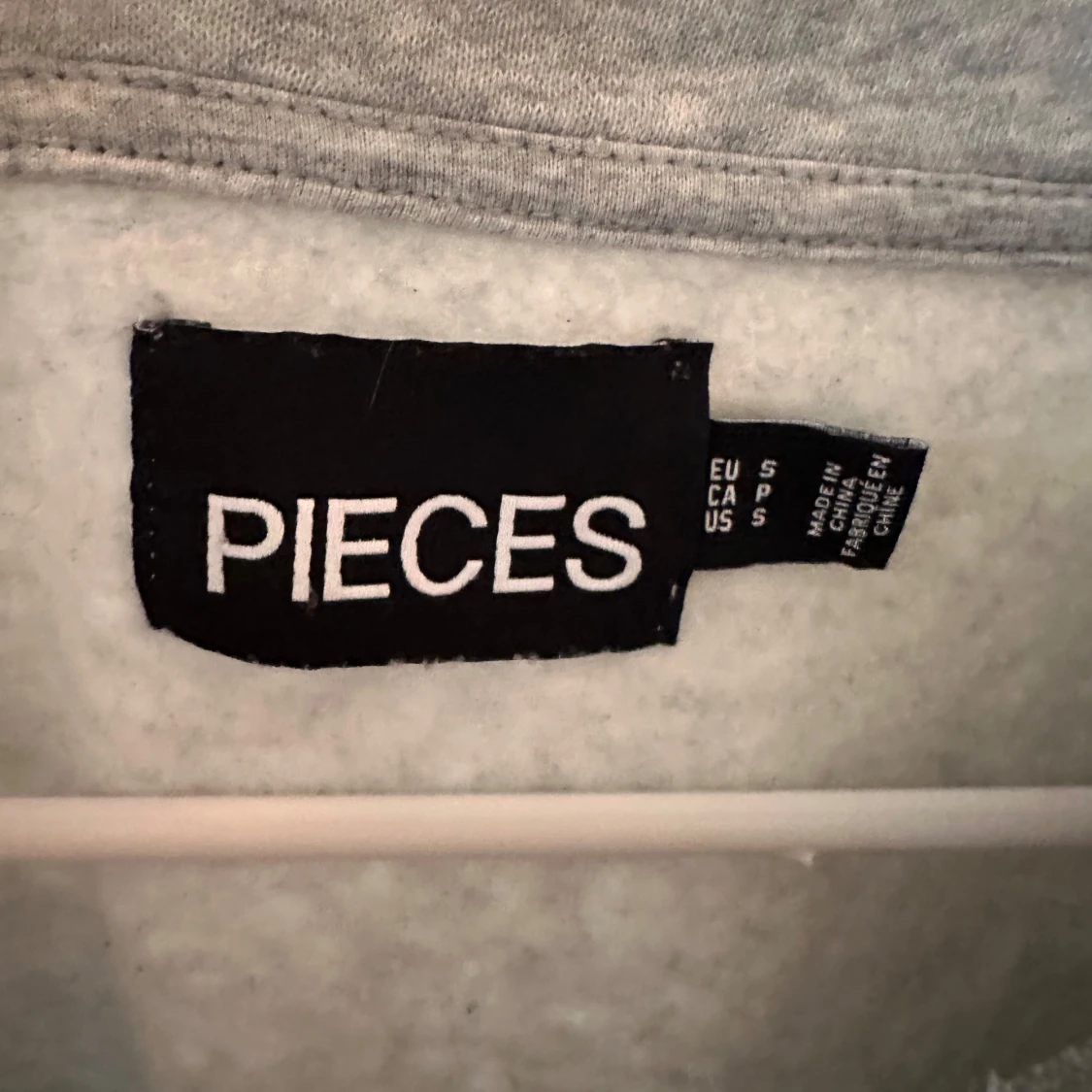 Grå sweatshirt från Pieces - 2