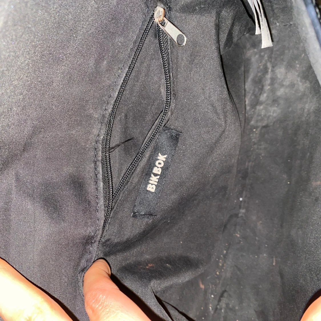 Svart axelväska i krokopräglat skinn - 4