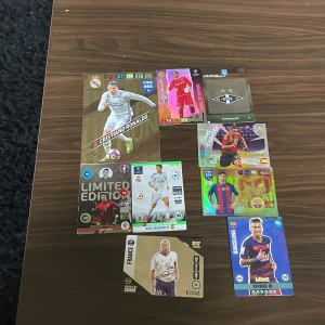 Fotbollskort - Säljer min gamla fotbollskort. Några specielle limitdet edition kort och en perm full av kort.