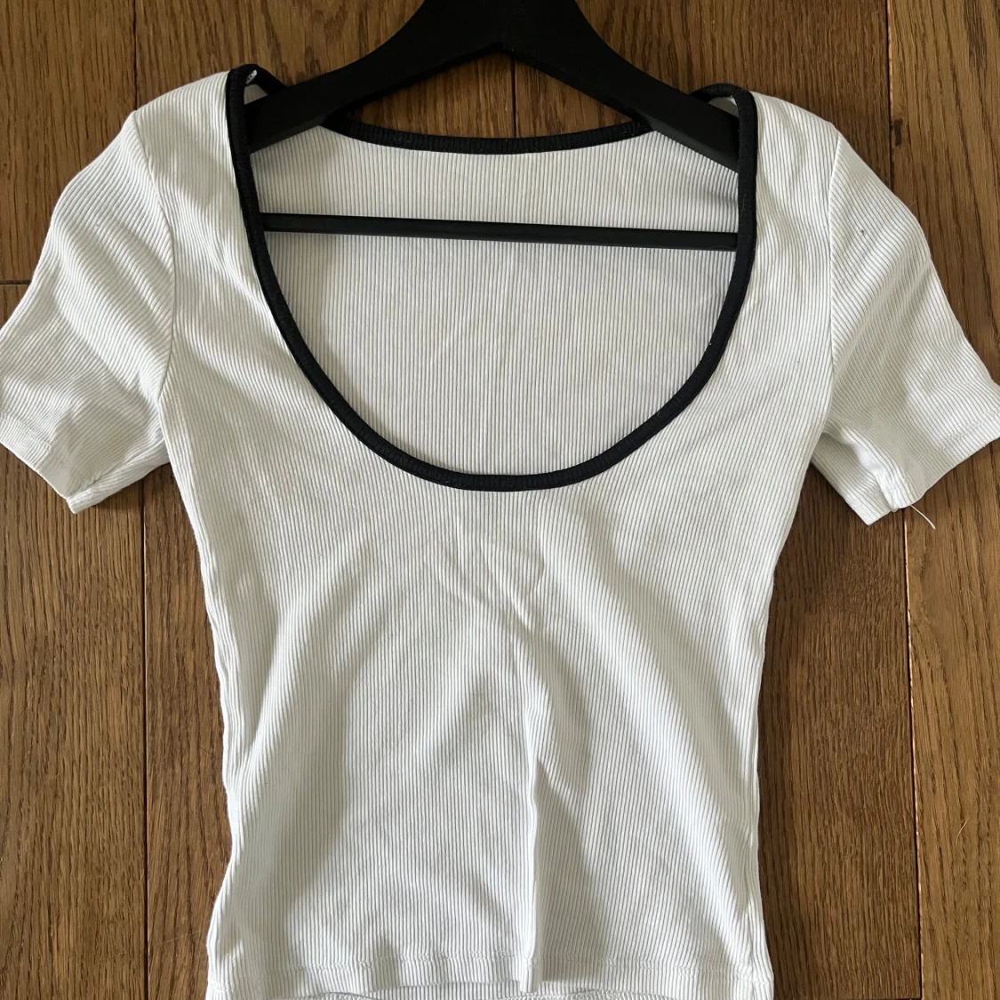 Vit ribbad topp med svarta kanter från Pimkie - 1