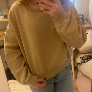 Beige overzised sweatshirt  - Säljer en beige sweatshirt med rund hals och långa ärmar. Tröjan har en oversized passform och breda muddar vid ärmslut och nederkant. Perfekt för en avslappnad och trendig look. Tröjan är i storleken XS/S och är mycket finare i verkligheten än på bilderna❤️