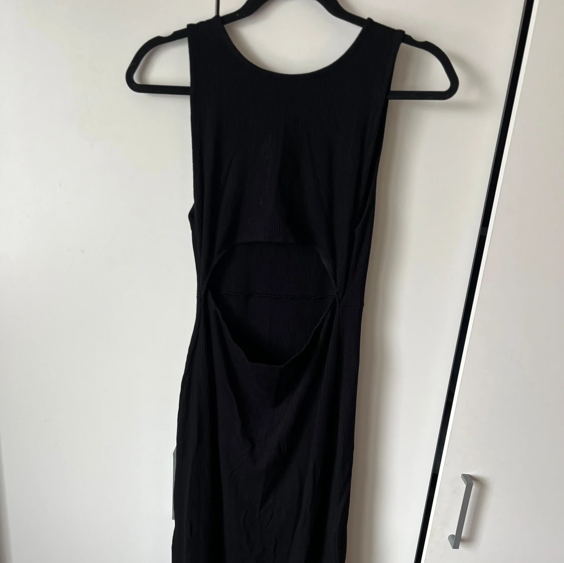 Svart ribbad klänning med cut-out