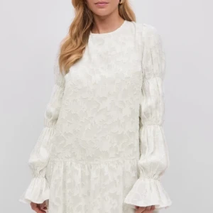 Gina klänning Vit blommig långärmad klänning med öppen rygg - Superfin vit klänning med subtilt blommönster och långa puffärmar med volangdetaljer. Klänningen har rund halsringning fram och öppen rygg med knytband. Perfekt för sommarens alla tillfällen! Den har en liten fläck på insidan vid halsen men inget som syns igenom så fin till sommaren och student❣️slut i alla storlekar på hemsidan. Endast använd en gång,pris kan diskuteras vid snabbt köp❣️tryck gärna på ”köp nu”💕