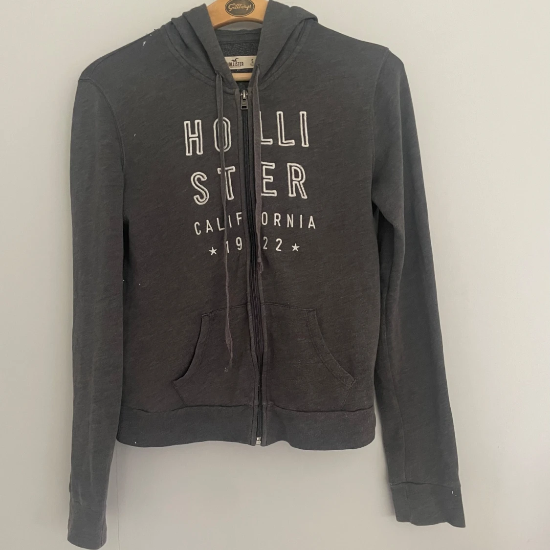 Mörkgrå hoodie från Hollister