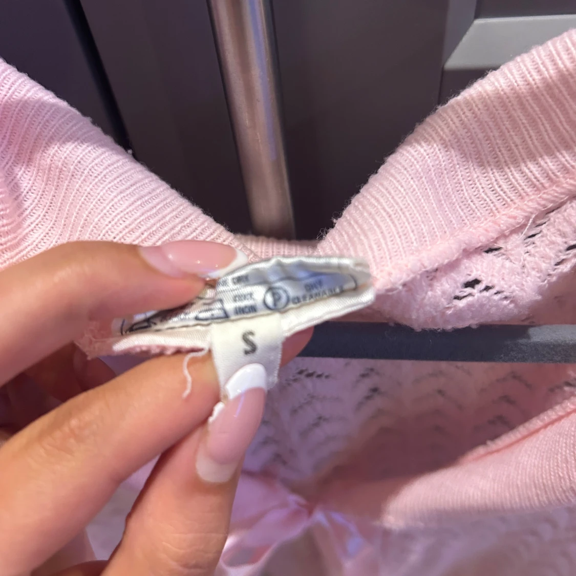 Ljusrosa stickad kofta med rosett från Courtelle - 3