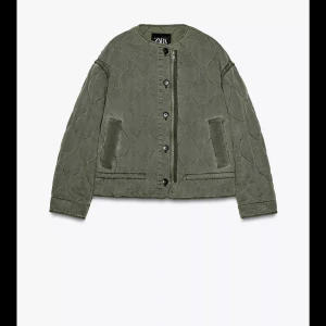 Olivgrön jacka från Zara - säljer då den inte längre kommer till användning🥰