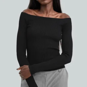 Svart offshoulder topp - Säljer en svart ribbad offshoulder topp med lång ärm. Från Bikbok i storlek S