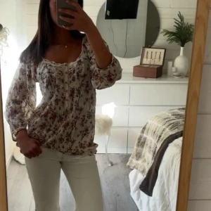 Söt blommig blus  - Romantisk blommig blus i beige med fina blommor. En härlig sommartröja som passar perfekt till vardags💕 bilderna är inte mina och tröjan är köpt från en tidigare person på Plick. Hör av er om frågor! 