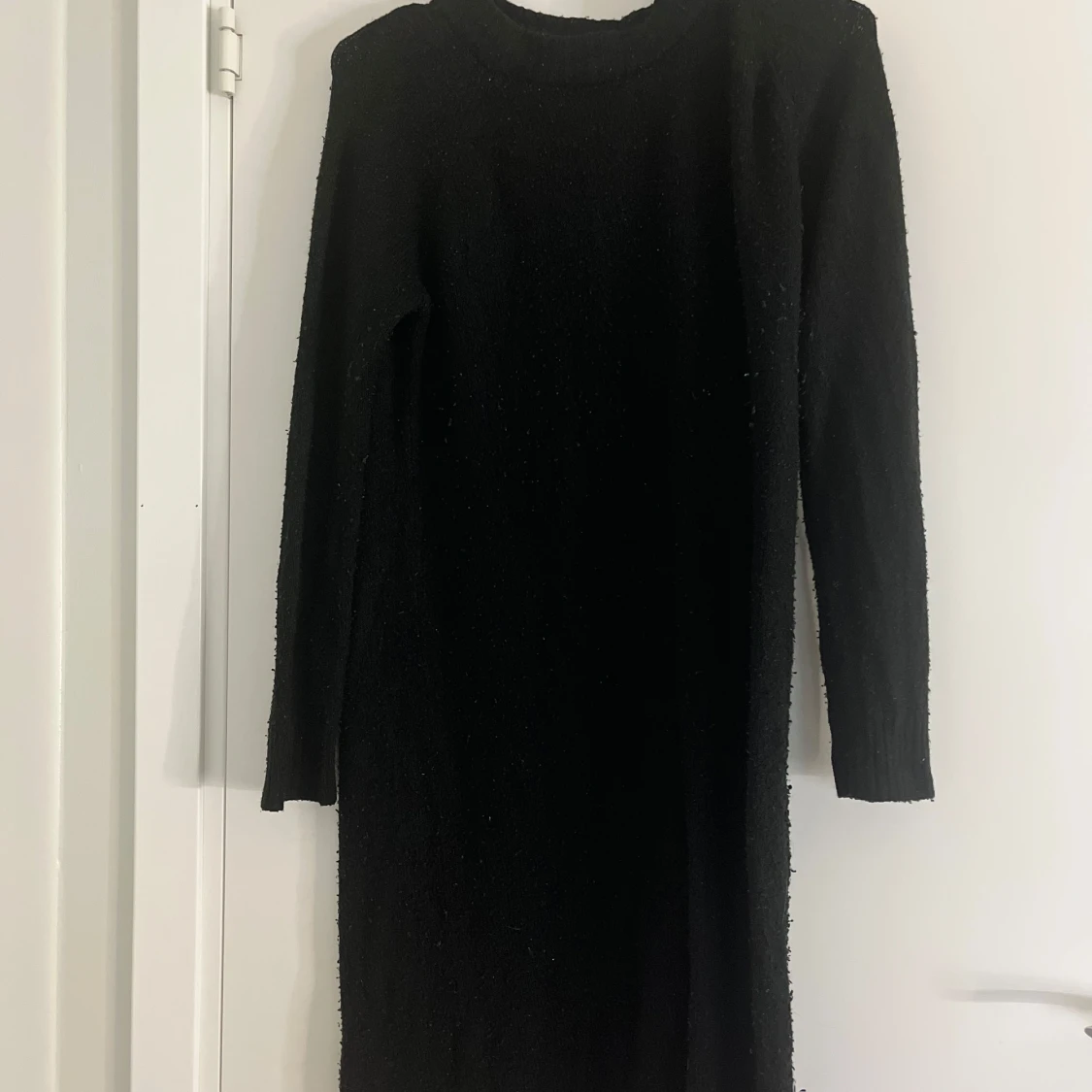 Svart stickad långklänning