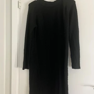 Svart stickad långklänning - En lång fin stickad klänning, aldrig använd men inga tags kvar! Väldigt luftigt i material och inte instängdt. Storlek XS men stretchig och lång! 