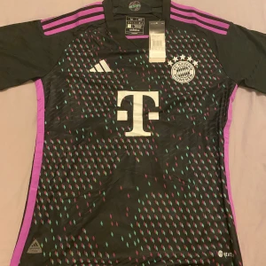 FC Bayern München svart fotbollströja från Adidas - Helt ny men sälj billigt på grund av fel från fabrik  (sista bilden) 