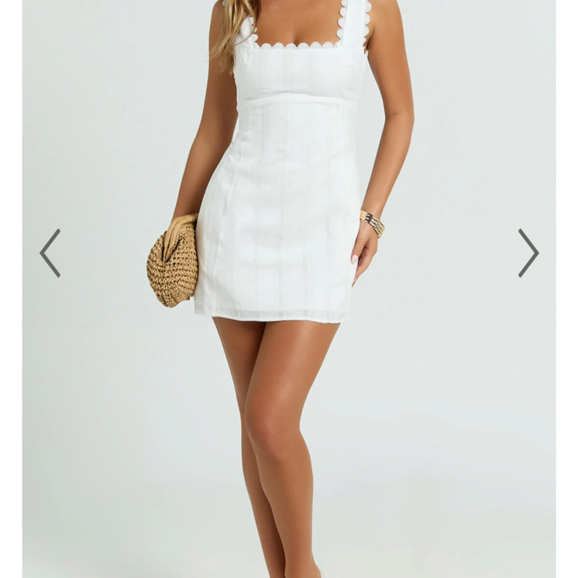 Vit kortklänning med scallop-detaljer