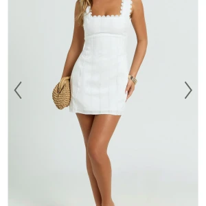 Vit kortklänning med scallop-detaljer - Såå fin klänning från showpo, den har alla prislappar kvar och är helt ny. Perfekt till studenten🥹Säljer då jag har en annan. 