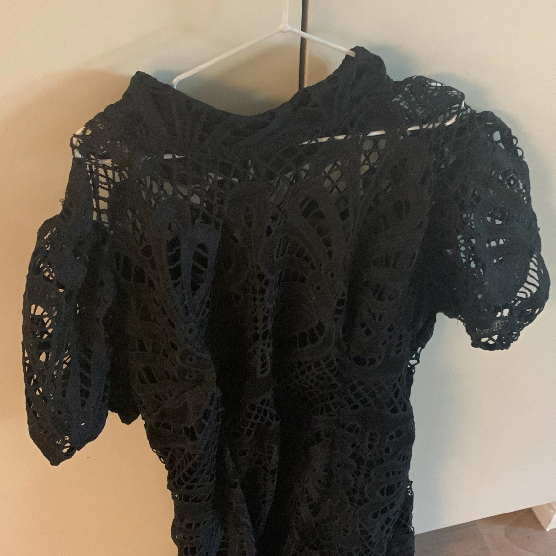 Svart spetsklänning med puffärm - 1