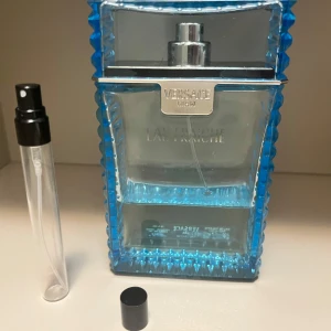 Versace Eau man fraiche - Versace aeu man fraiche är en fin doft speciellt för sommaren, jag säljer den då i små dekanter 10ml-99kr, 5ml-79kr, 3ml-59kr. Det är ca. 80ml kvar av en 200ml flaska så snabba på och köp🤗