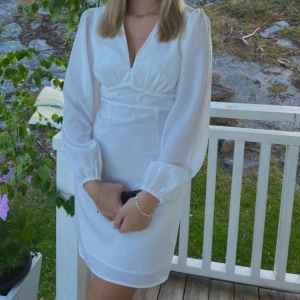 Studentklänning - Vit klänning perfekt till student🎀Endast använd 1 gång 