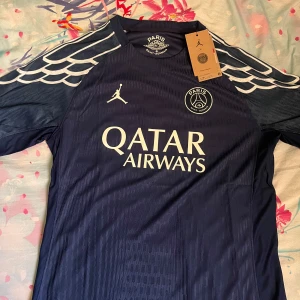 PSG mörkblå fotbollströja från Jordan - Säljer en mörkblå PSG fotbollströja från Jordan. Helt ny, storlek L. Perfekt inför Champions league finalen.