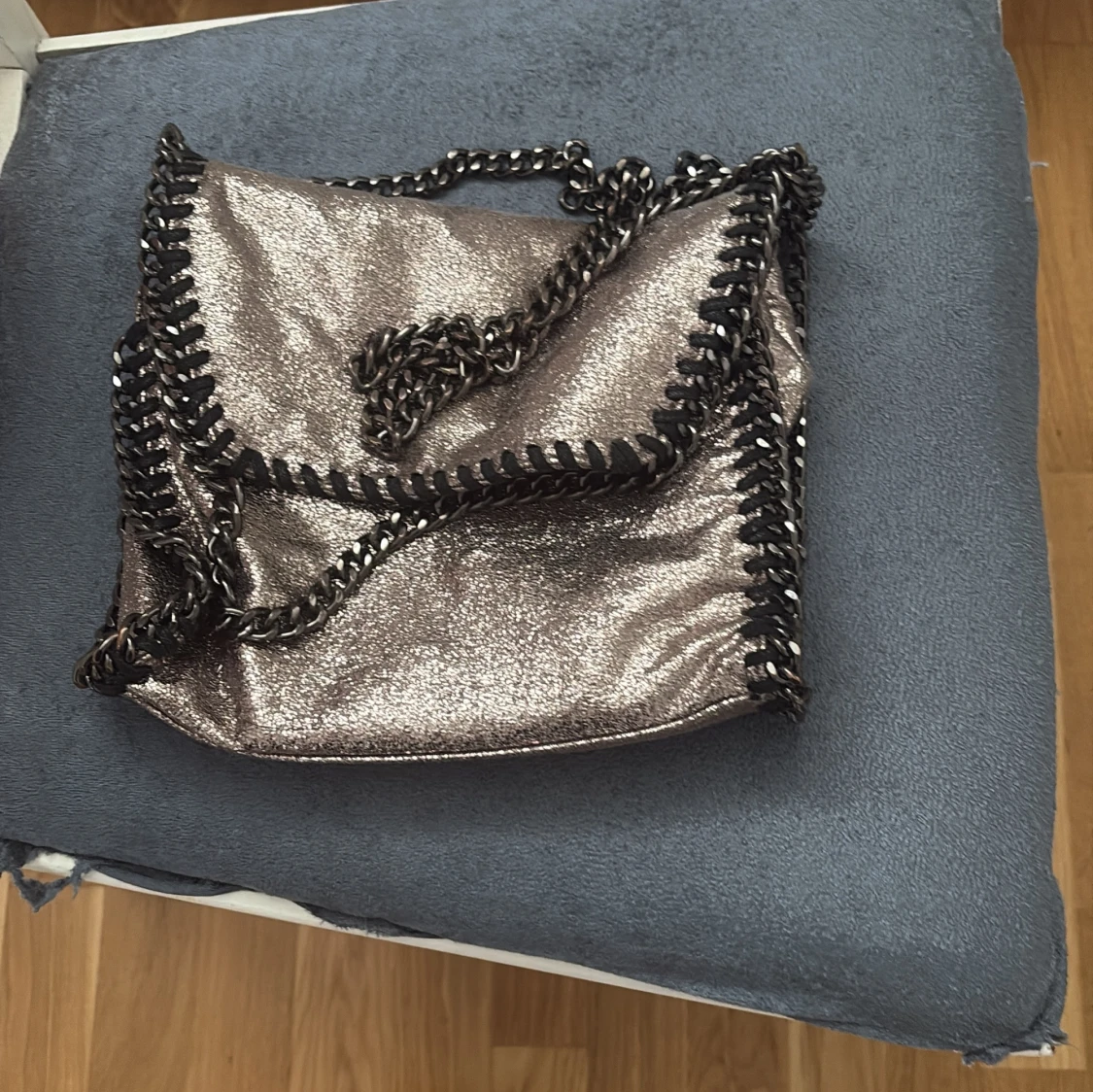 Glittrig silver axelväska med kedjedetaljer