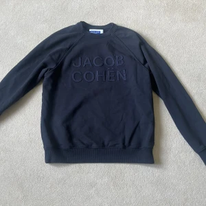 Jacob Cohën Tröja - Jacob Cohën tröja i väldigt bra skick - 9/10, storlek L. Hör av dig vid frågor eller funderingar