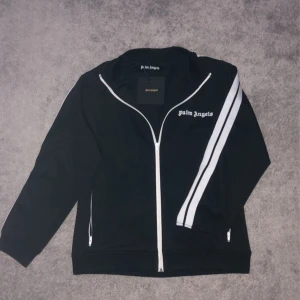 Svart Palm angels hoodie  - Säljer en svart Palm angels hoodie, har aldrig använt den, säljer för den är för stor för mig, passar både för M/L