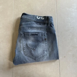 Dondup George - Säljer nu dessa snygga grå Dondup i modellen George, skicket är grymt! 