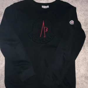 Svart sweatshirt från Moncler - Säljer en Moncler sweatshirt, använt den några månader, säljer för att jag använder inte den längre passar både M/L