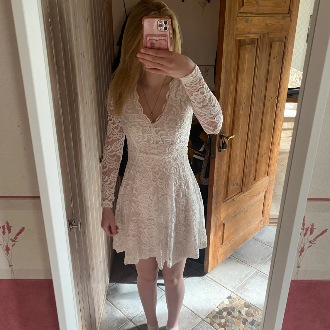 Vit spetsklänning med v-ringning - 1