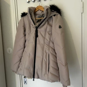 Jacka  - Jätte fin varm jacka ny med prislapp, nypris 829kr