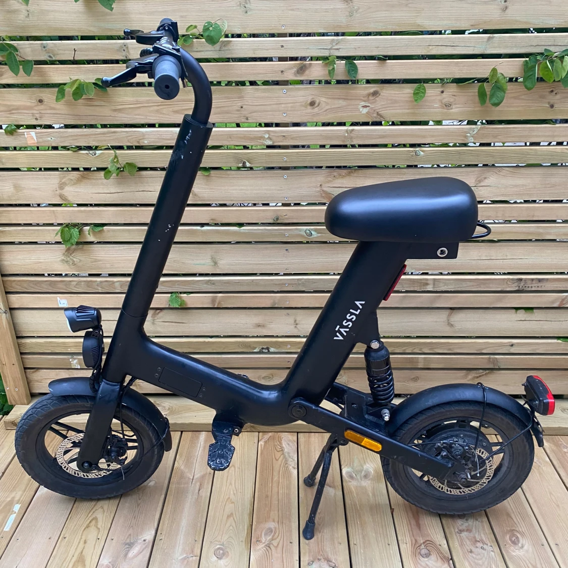 Svart elcykel från Vässla