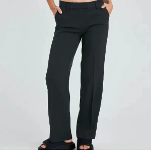 Kostymbyxa - Säljer dessa kostymbyxor från bikbok i modellen maddie. Ord. pris 499.