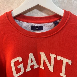 Röd/orange sweatshirt från GANT - Sweatshirt från Gant, ny skick 🧡