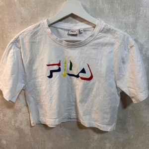 Vit croppad t-shirt från Fila - Cool T-shirt from Fila, aldrig använd 😍
