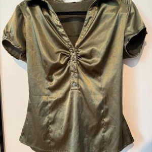 Satin blus - Super snygg olivgrön blus, tyvärr passar den inte på mig så har inga bilder på. Köpt secondhand och vet inte märket, men materialet är stretchigt🤗
