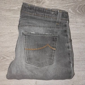 Jacob Cohen Jeans -  Grå Jacob Cohën Jeans Ny pris 5000 kr Inga fel med dom och är i utmärkt skick.