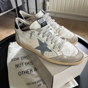 Golden Goose Ball star - Säljer mina Golden Goose Ball star då jag inte använder de längre. Bilden kan vara något missvisande då de har blå stjärnor. Använda mycket och därav slitaget. Original box och skopåse medföljer.