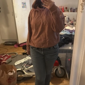 Rosa hoodie i mjuk bomullsblandning - Säljer en mysig rosa hoodie från lager 157 i mjuk bomullsblandning. Tröjan har huva med dragsko och långa ärmar. Perfekt för en avslappnad stil och passar till jeans eller mjukisbyxor.
