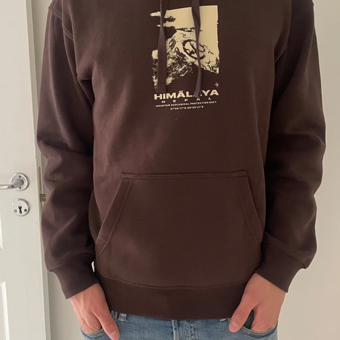 Brun hoodie med shysst tryck - 1