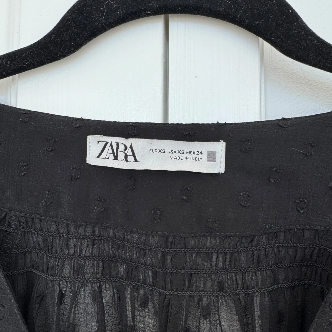 Svart blus med broderade detaljer från Zara - 4