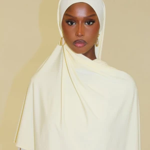 premium jersey i färgen Lemonade  - Super snygg premium jersey i lemonade/butter yellow färg perfekt nu till sommaren!! Från aemodesty, helt ny aldrig använt, slutsåld hos både ae och även Hijabkompaniet 