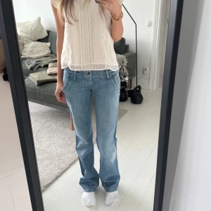 Ljusblå jeans - Osäker på om jag vill sälja dessa byxor, därav högt pris!💓Hör gärna av er innan ni köper isåfall🫶 Innerbenslängd: 88cm | Midjemått: 36cm | Grenlängd: 17cm | Bootcut modell och väldigt låg midja!💓