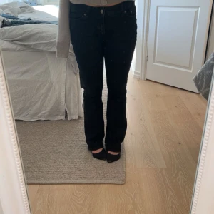 Svarta bootcut jeans - Säljer ett par svarta jeans med bootcut passform. Byxorna är från Junkyard och är storlek S.