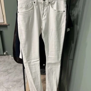 Dondup George - Tja! Säljer dessa Dondup George då dom inte kommer till användning, skick 10/10 knappt använt dom! Storlek 29 men sitter som 30