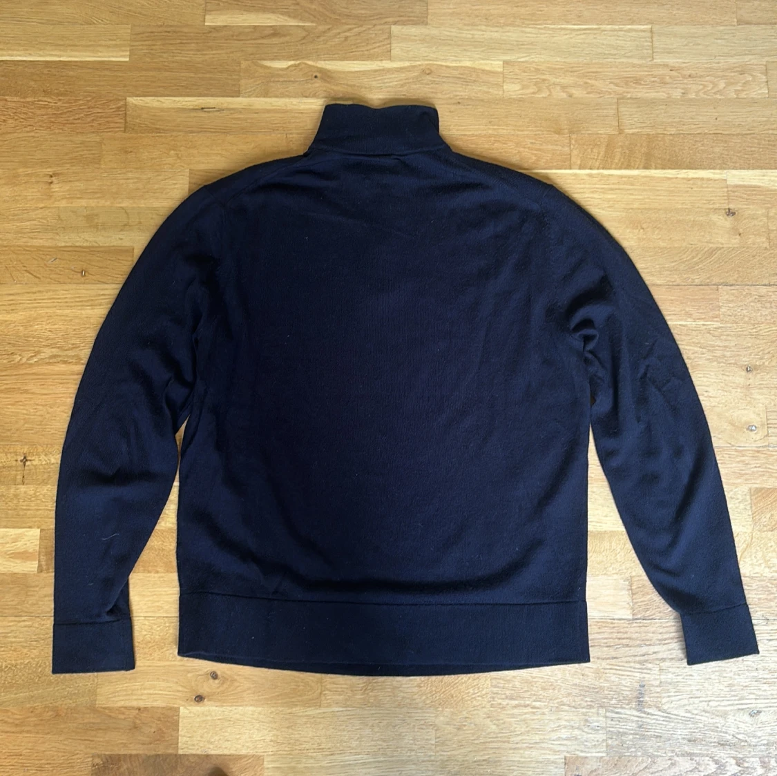 Mörkblå merinoullströja med halv dragkedja från These Glory Days - 1