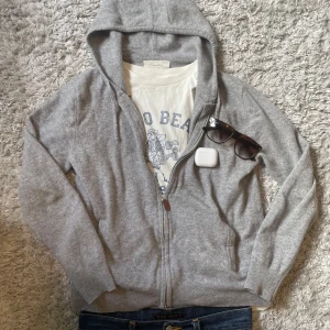 Kashmir zip-hoodie från Sayless - Säljer en grå cashmere zip hoodie från Sayless. Den är i bra skick men har någon liten defekt som inte märks vid användning. 