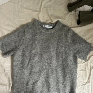 Grå stickad trekvartsärmad tröja från ZARA - Mysig grå stickad tröja från ZARA aldrig kommit till användning tyvärr så helt i nyskick💞