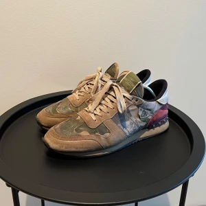 Valentino Rockrunner  - Ett par goa Valentino Rockrunner! Skorna är använda och behöver ny ägare nu! Alla slitningar syns på alla bilder!!