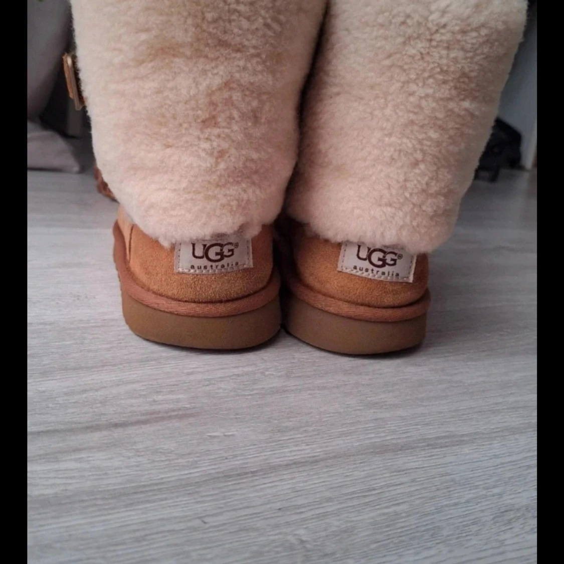 Beiga UGG boots med fårskinn och spänne - 3